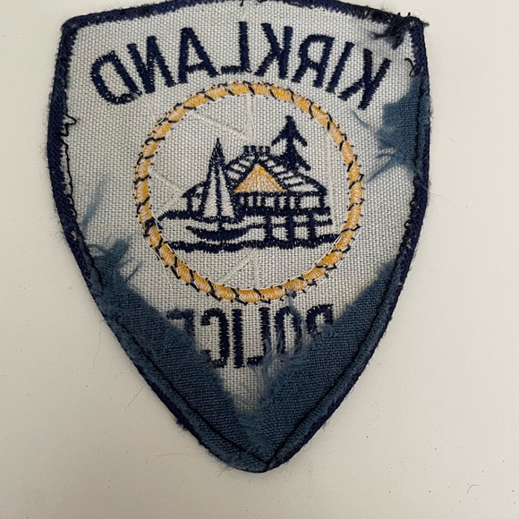 VINTAGE KIRKLAND POLICE DEPARTMENT USA EMBROIDERED WOVEN CLOTH SEW-ON BADGE - Picture 2 of 2